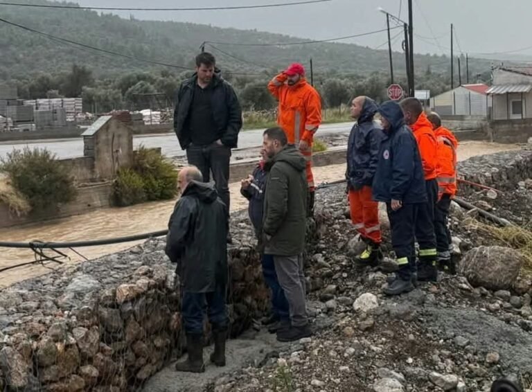 Εύβοια: «Εξαφανίστηκαν» 100 μέτρα δρόμου στο Προκόπι – Μαντούδι – Τι ανακοίνωσε ο Φάνης Σπανός από τα Ψαχνά