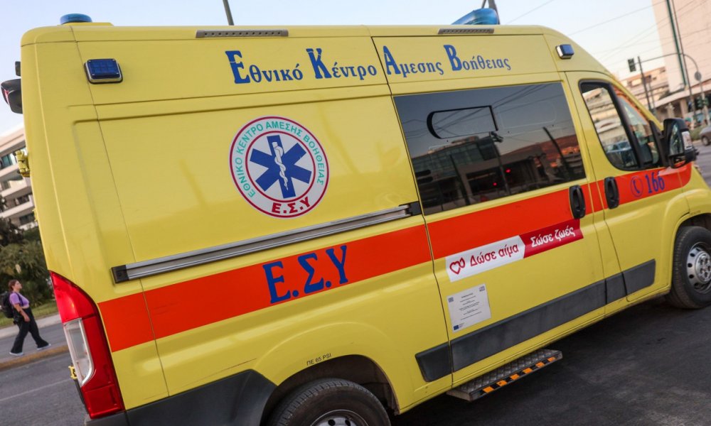 Λάρισα: Τροχαίο με ασθενοφόρο - Στο Πανεπιστημιακό νοσοκομείο πλήρωμα και οδηγός
