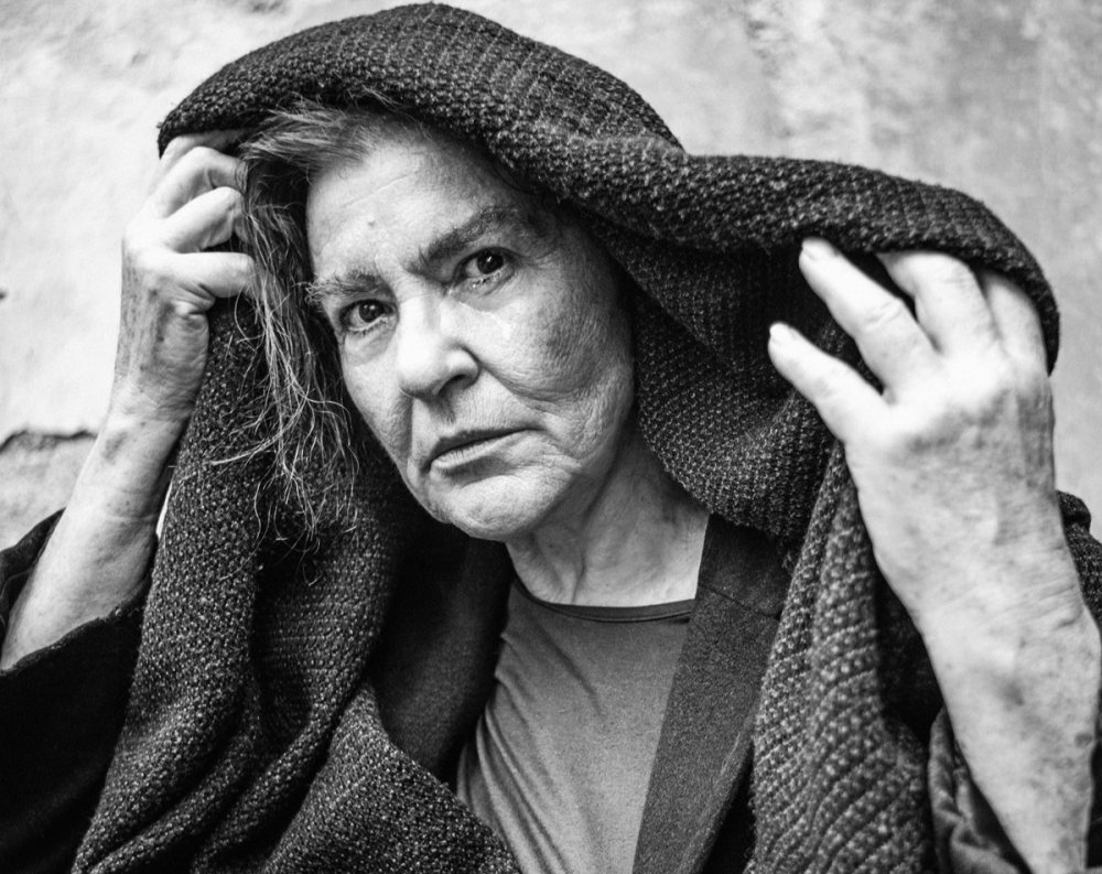 «Η Φόνισσα»: Η συγκλονιστική Λυδία Κονιόρδου σε μια παράσταση που τιμά τον Παπαδιαμάντη και αποθεώνει τη δύναμη του θεάτρου