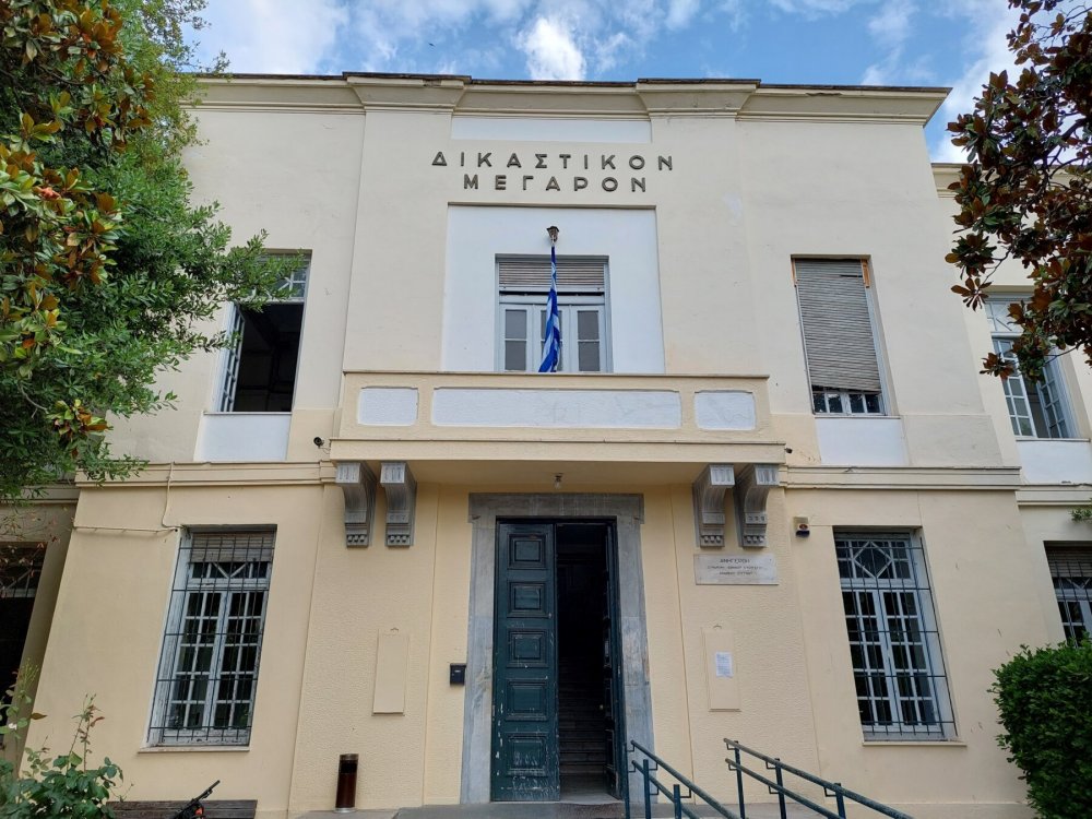 Στο εδώλιο του Kακουργιοδικείου Βόλου η μητέρα που έκαιγε τα παιδιά της με αναμμένο τσιγάρο