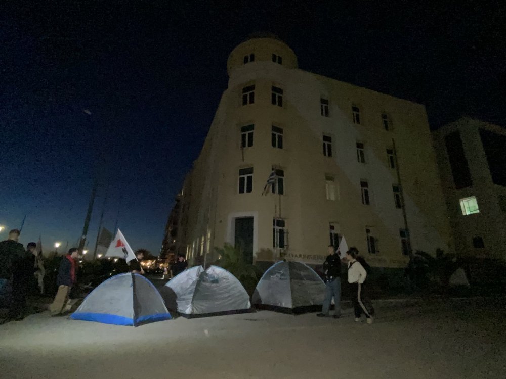 Βγήκαν με σκηνές μπροστά από το Παπαστράτος – Φοιτητές διαμαρτυρήθηκαν για το ακριβό κόστος στέγης στον Βόλο (εικόνες)