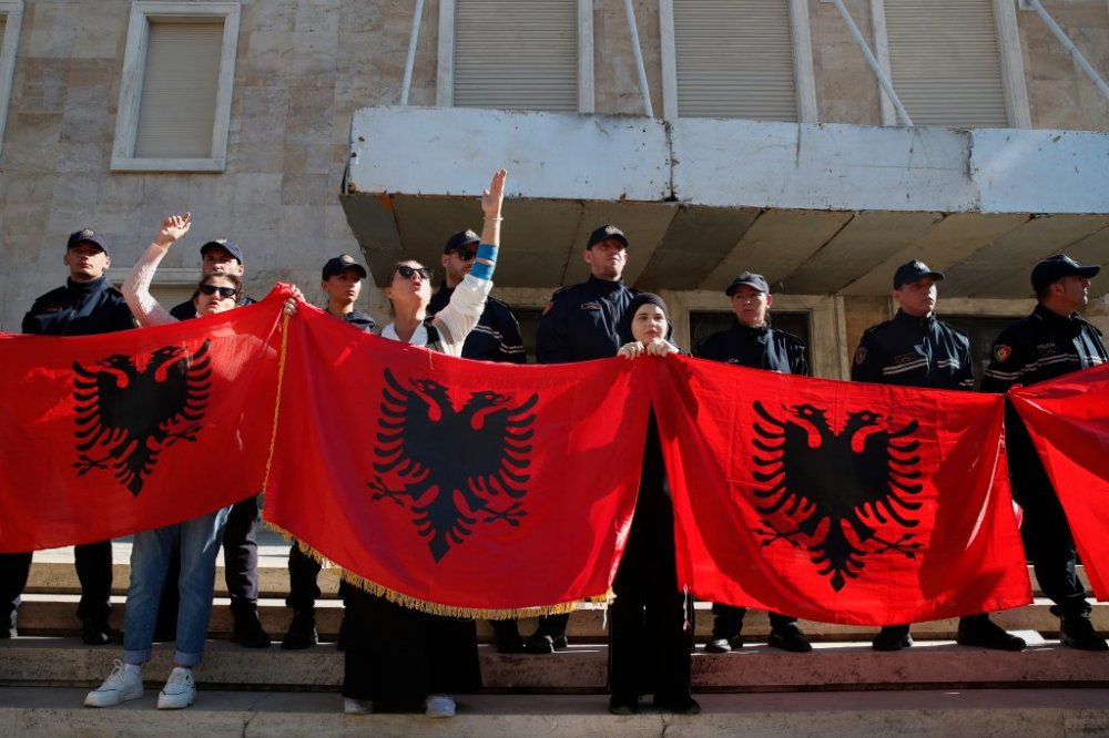 Aλβανία: Νέες διαδηλώσεις ενάντια στις «καρέκλες διαλόγου» που έστησε ο Έντι Ράμα – Το ΕΡΤnews στα Τίρανα