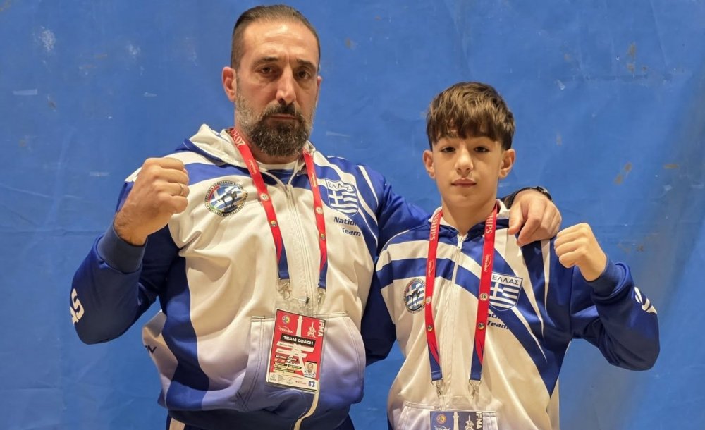 Πατέρας και γιος ρίχνονται στη μάχη του MuayThai στη Γαλλία με τα ελληνικά χρώματα και τη Σκιαθίτικη καρδιά