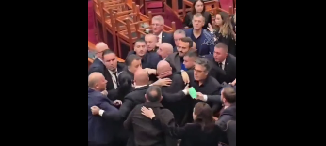 Ξύλο, ρίψεις νερού και ανατροπές εδράνων στη βουλή της Αλβανίας (video)