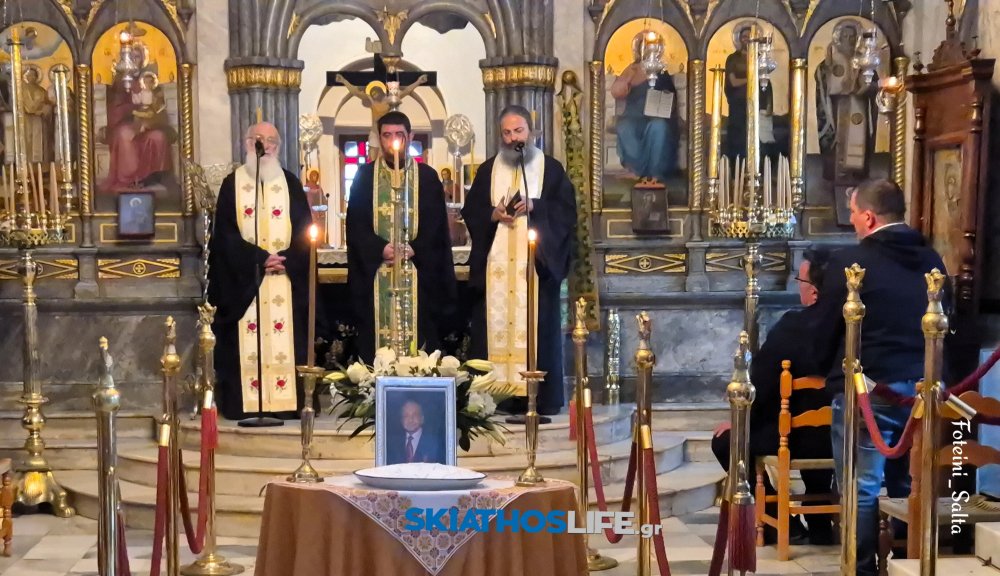 Σκιάθος: Συγκίνηση στο μνημόσυνο του Γιώργου Αλεξανδρίδη – Το όνομά του στην παραλιακή οδό του νησιού