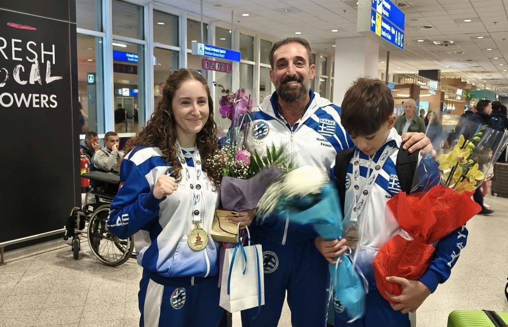 Στην Ελλάδα επέστρεψαν οι Σκιαθίτες πρωταθλητές του Muaythai – Υποδοχή με λουλούδια και χαμόγελα! (φωτο)