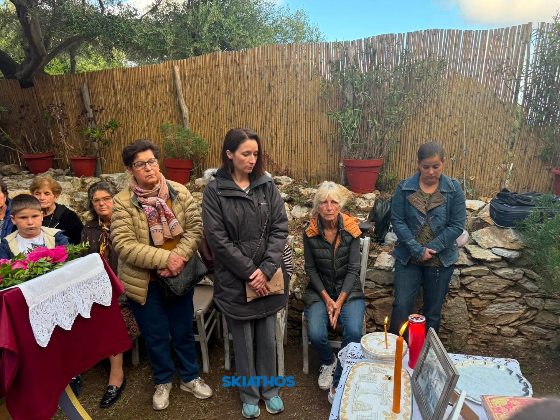 Σκιάθος: Θεία Λειτουργία παρουσία πλήθους πιστών στον Άγιο Δημήτριο, έξω από το ιστορικό Κάστρο (φωτο)