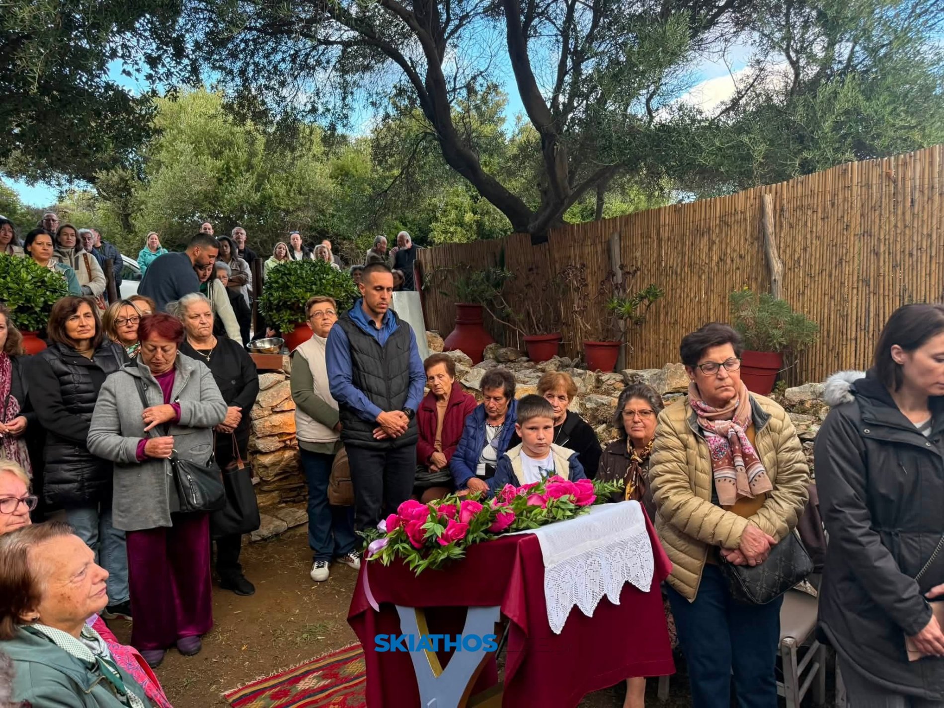 Σκιάθος: Θεία Λειτουργία παρουσία πλήθους πιστών στον Άγιο Δημήτριο, έξω από το ιστορικό Κάστρο (φωτο)