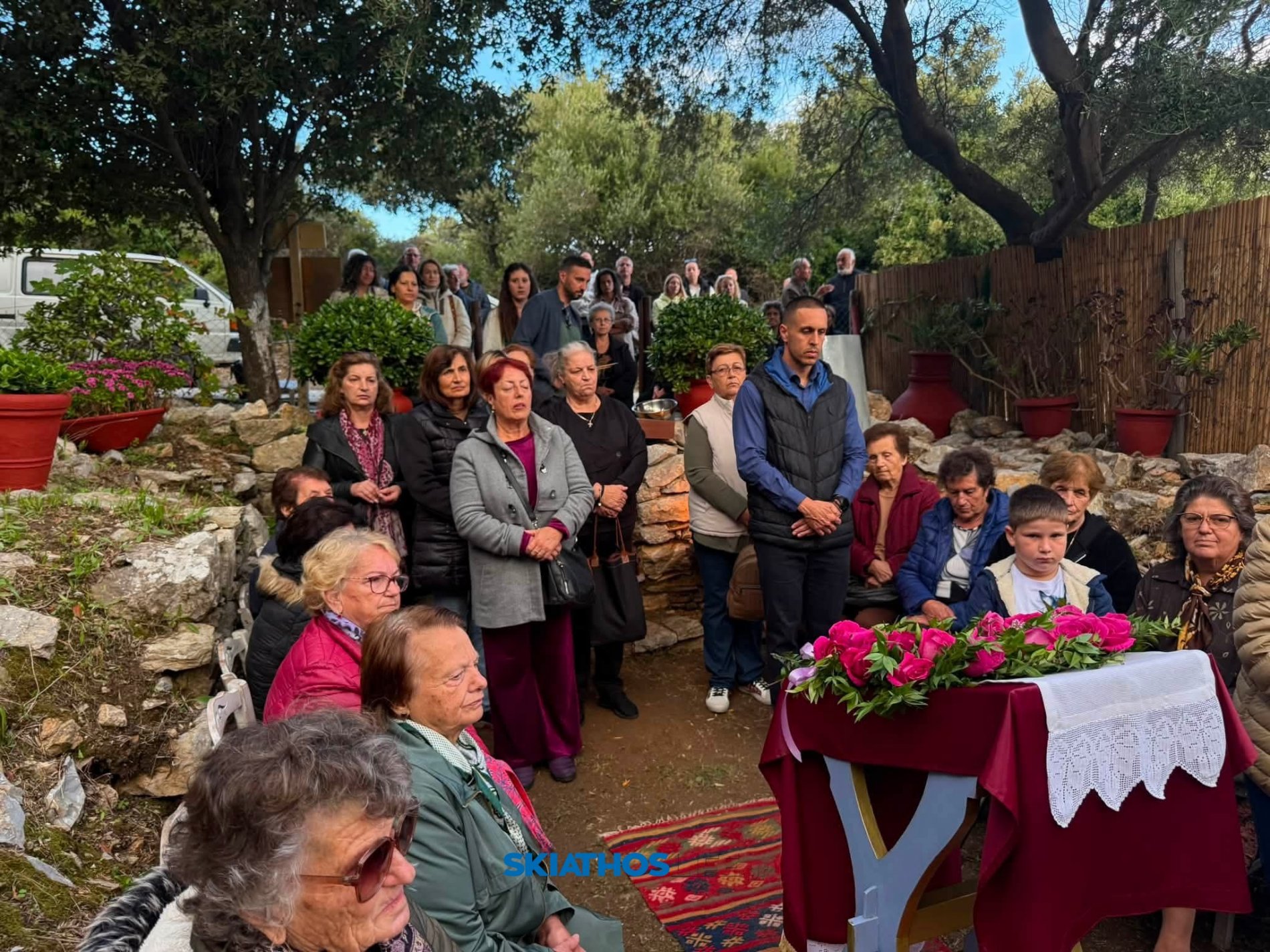 Σκιάθος: Θεία Λειτουργία παρουσία πλήθους πιστών στον Άγιο Δημήτριο, έξω από το ιστορικό Κάστρο (φωτο)