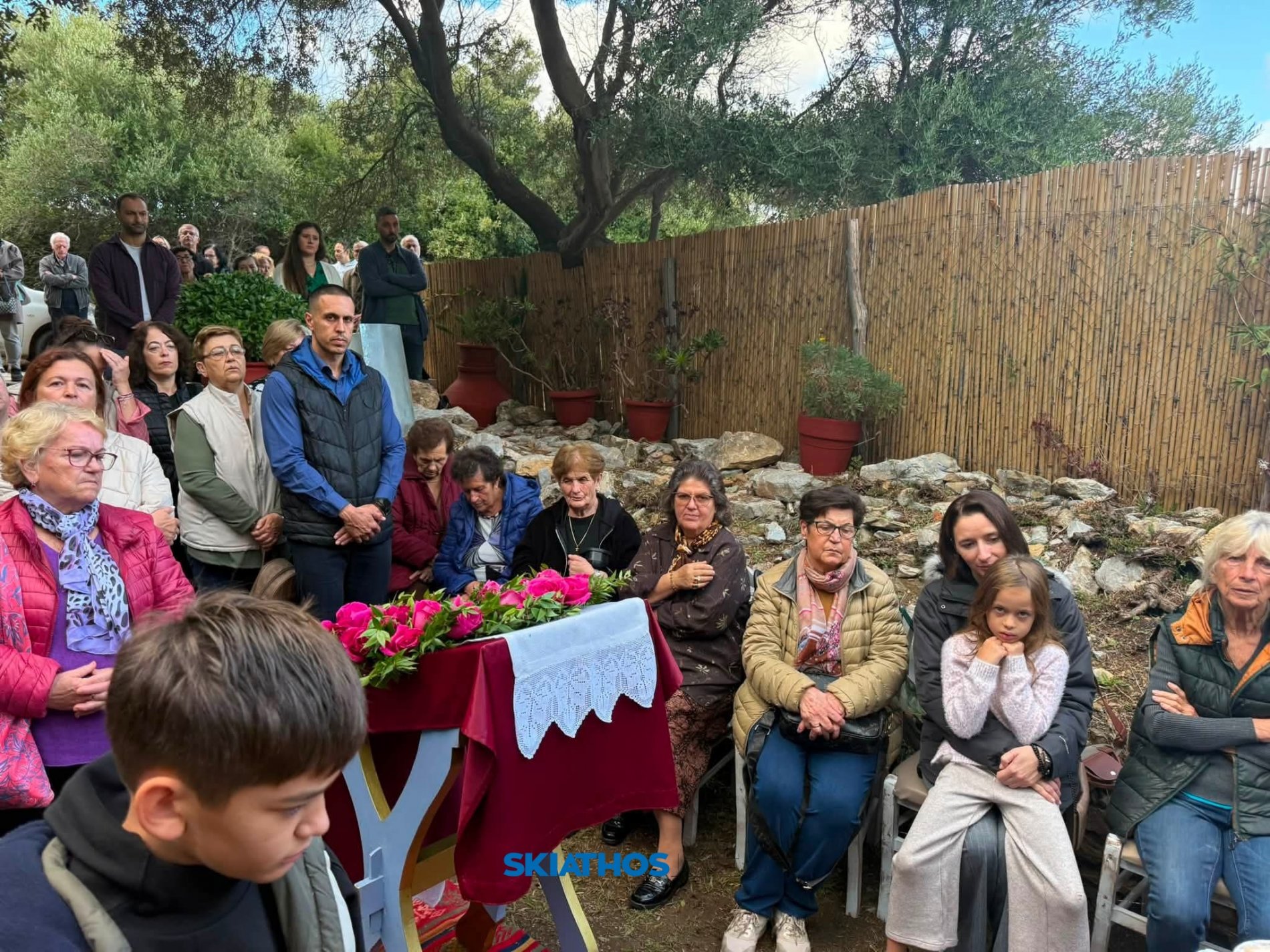 Σκιάθος: Θεία Λειτουργία παρουσία πλήθους πιστών στον Άγιο Δημήτριο, έξω από το ιστορικό Κάστρο (φωτο)
