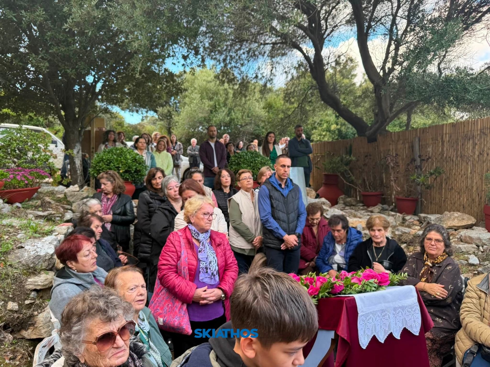 Σκιάθος: Θεία Λειτουργία παρουσία πλήθους πιστών στον Άγιο Δημήτριο, έξω από το ιστορικό Κάστρο (φωτο)