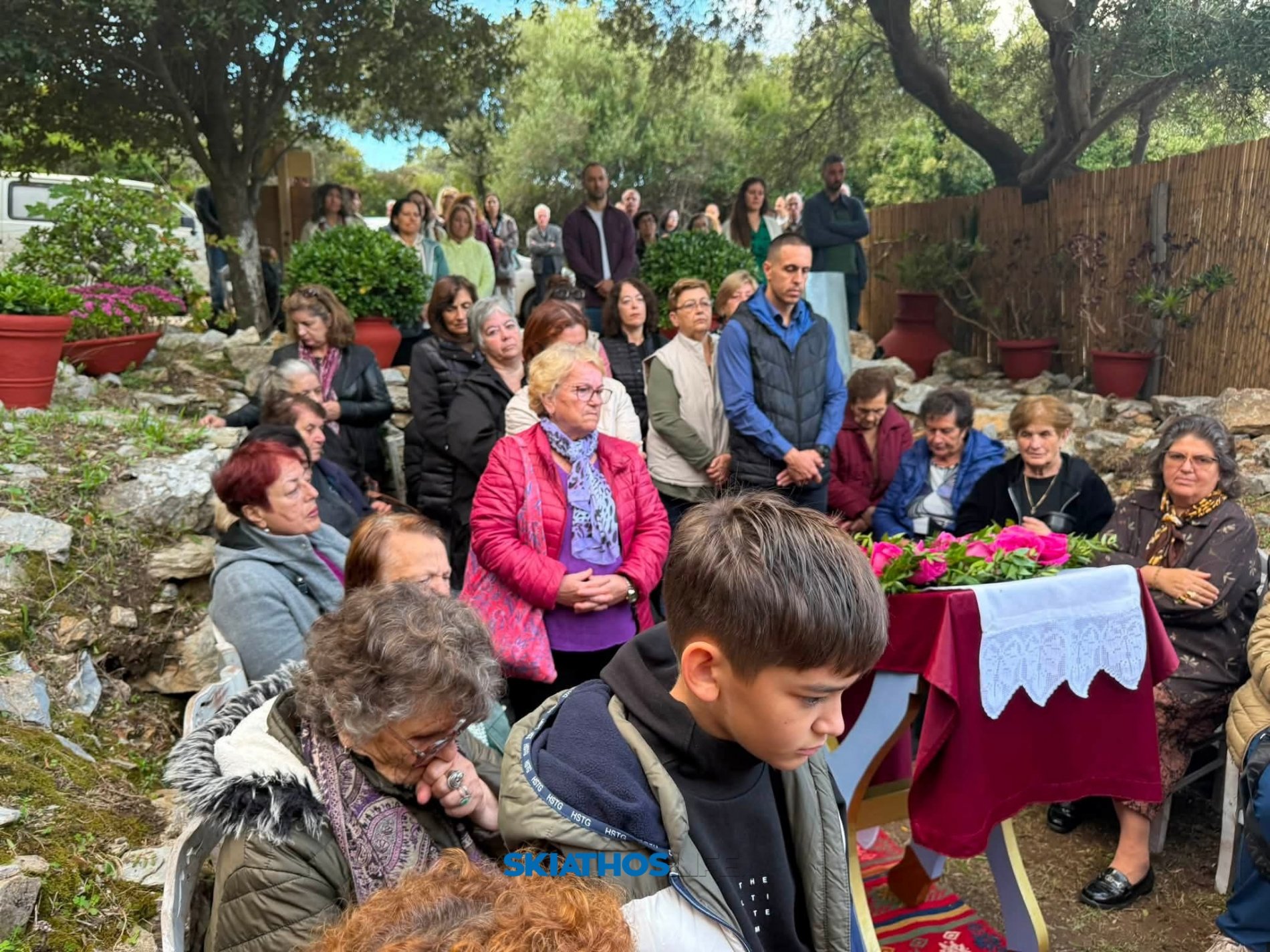 Σκιάθος: Θεία Λειτουργία παρουσία πλήθους πιστών στον Άγιο Δημήτριο, έξω από το ιστορικό Κάστρο (φωτο)