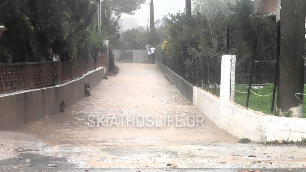 Σποράδες: Κόκκινη προειδοποίηση για ισχυρές βροχές και καταιγίδες την 28η Οκτωβρίου