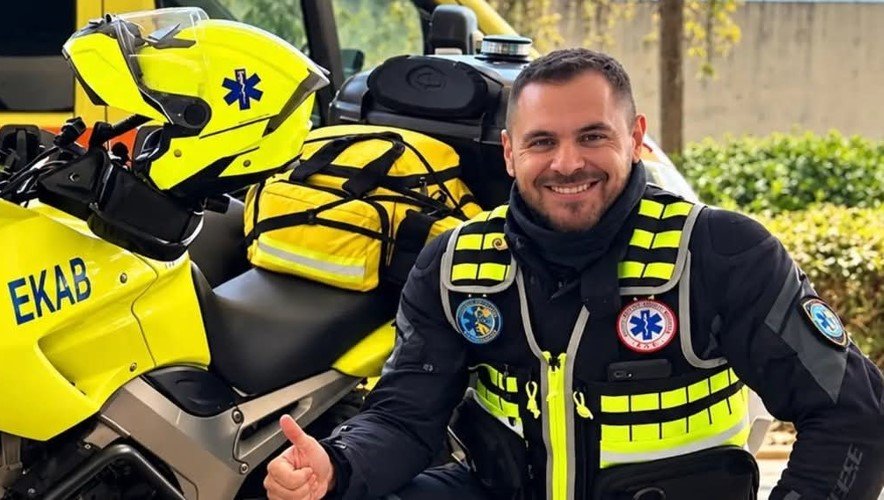Διάσωση στην τελευταία του βάρδια στο ΕΚΑΒ Βόλου: Ο Στέφανος Μπάτσιος έσωσε 85χρονο που κατέρρευσε  