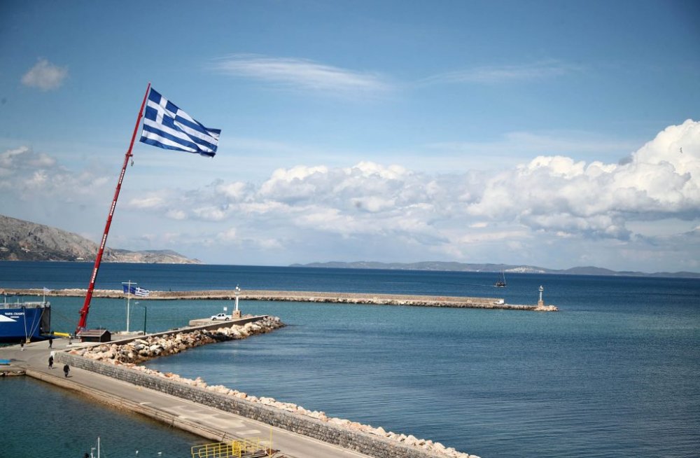 Χίος: Η μεγαλύτερη ελληνική σημαία υψώθηκε στο λιμάνι για την επέτειο της 28ης Οκτωβρίου