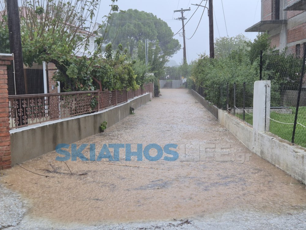 Αποκαταστάθηκε η κυκλοφορία στον δρόμο Σκιάθου – Κουκουναριών μετά την κακοκαιρία