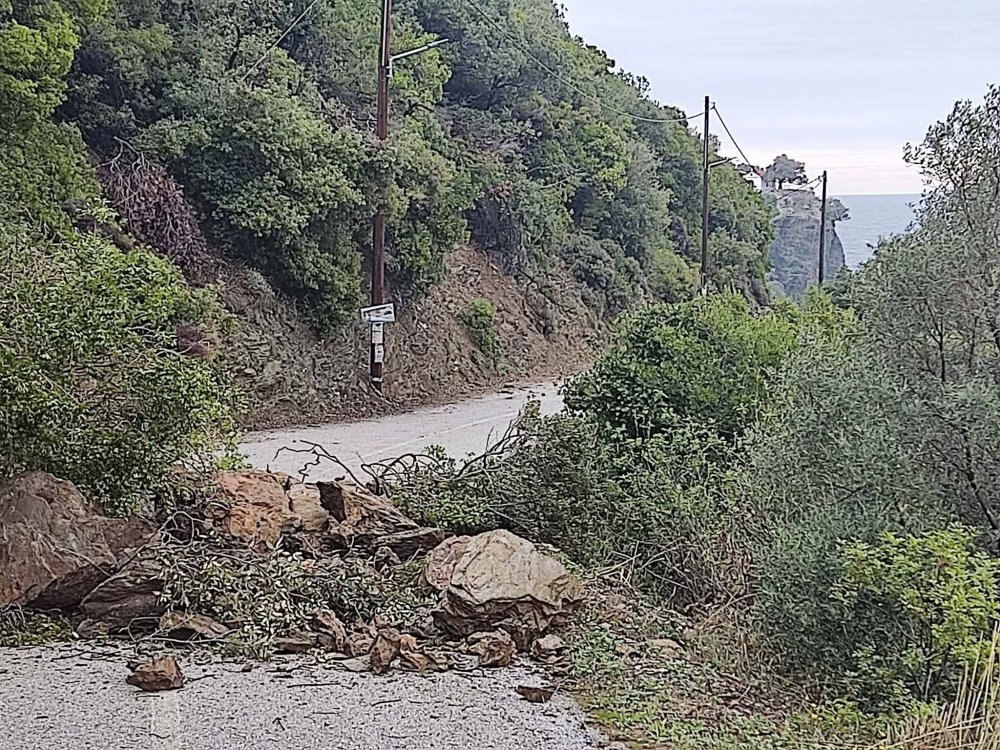 Σκόπελος: Σοβαρά προβλήματα στο οδικό δίκτυο από τις συνεχείς βροχοπτώσεις – Παρεμβάσεις και έργα αποκατάστασης